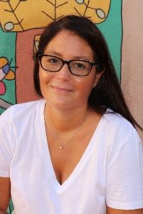 Caroline Aligne sruveillante cantine et étude