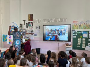 Enfin, Sœur Marie-Louise, la nouvelle supérieure de la rue des Alouettes (lieu d’habitation des sœurs de la Compagnie à Lyon) qui vient régulièrement dans nos classes, nous a présenté les écoles du réseau en République Démocratique du Congo. L’occasion de découvrir des coutumes différentes, les uniformes des élèves…